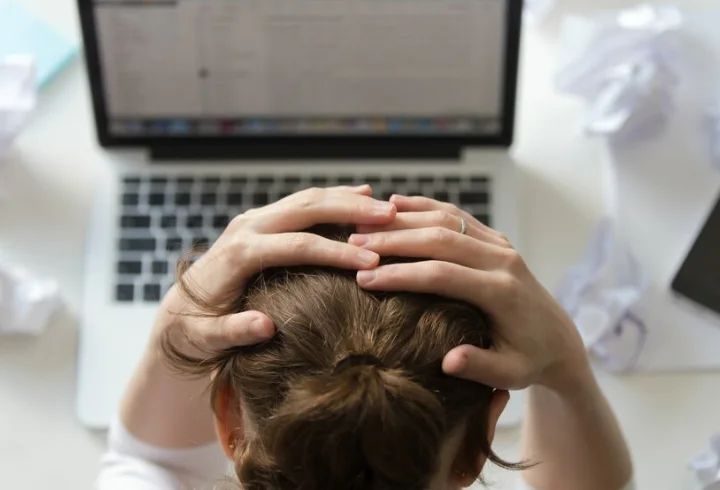 девушка с постстрессовым состоянием 